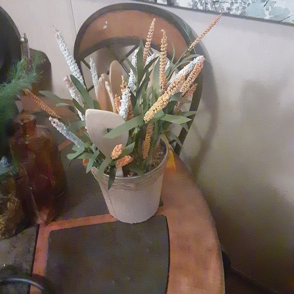 I have Jewelry- Betsy Johnson necklace - house decor- coach 👛 and a poppet purs - Picture 7 of 16